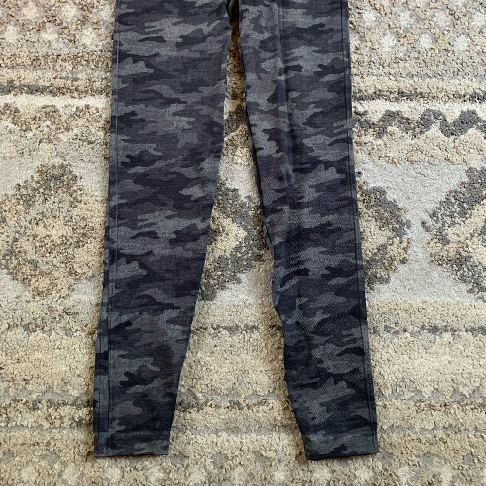 Spanx Gray Camo Look At Me Now Leggings Small - Picture 7 of 8